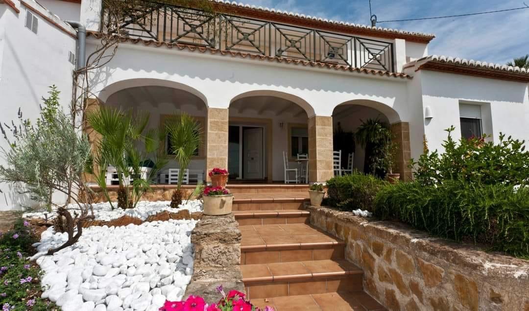 Large villa with sea views for long term rent in Javea