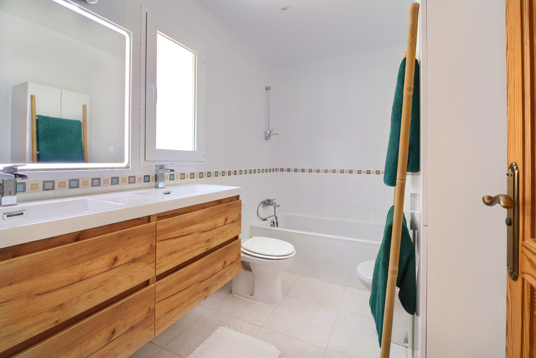 https://harrishomes.es/wp-content/uploads/2025/06/Bathroom-downstairs-mini.jpg