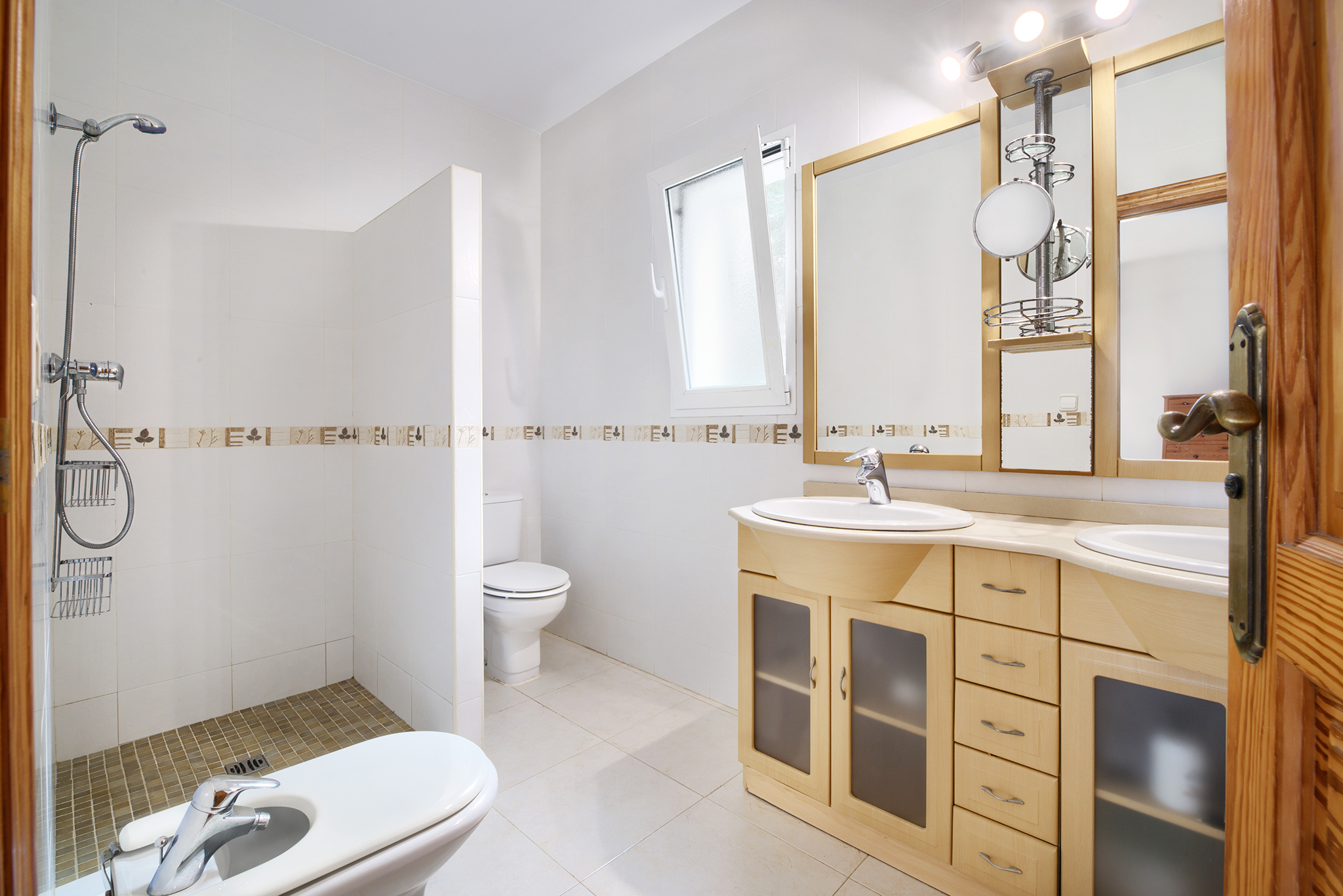 https://harrishomes.es/wp-content/uploads/2025/06/Bathroom-upstairs-mini.jpg