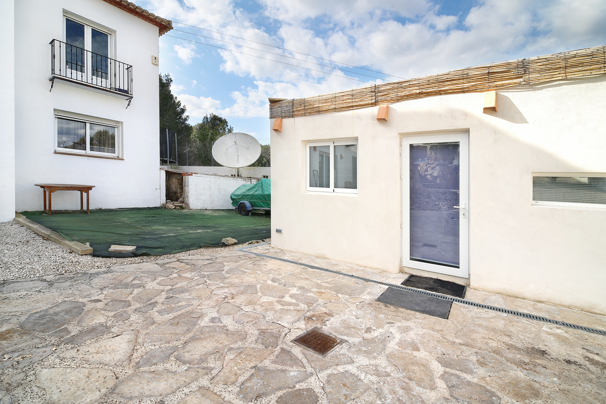 https://harrishomes.es/wp-content/uploads/2025/06/Guesthouse-external-mini.jpg