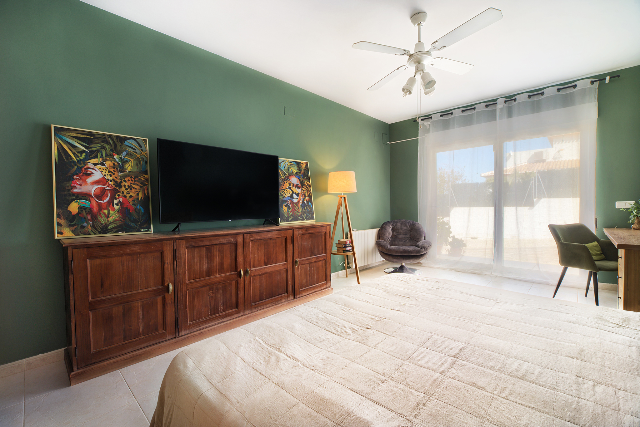 https://harrishomes.es/wp-content/uploads/2025/06/Master-bedroom-3MINI.jpg